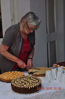 Lisa schneidet Kuchen auf