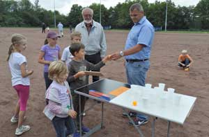 Tischtennis in Becher mit Vesperbrett buxieren