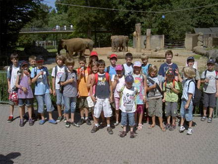 Gruppenfoto vor den Elefanten